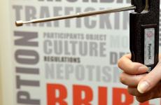 الجهاز مصنوع من البلاستيك وهو خفيف جدا