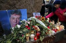  ناشطون يضعون ورودا في موقع اغتيال المعارض بوريس نيمتسوف.