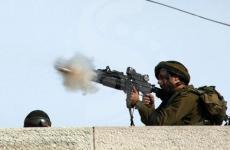 جندي إسرائيلي يطلق النار على المتظاهرين.jpg