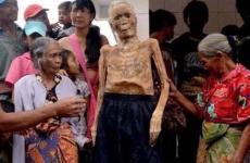 قرية أندونيسية تحتفل مع الموتى