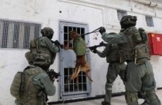 جنود الاحتلال يقتحمون سجن عسقلان