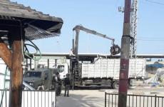 الاحتلال يزيل بسطات فواكه وخضراوات للمواطنين شمال جنين.jpg