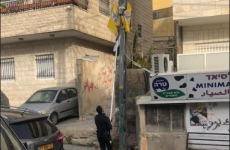 الاحتلال يزيل رايات فتح من عدة أحياء في القدس