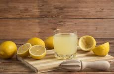 lemonade-glass-cup-wooden-board_114579-11588.jpg