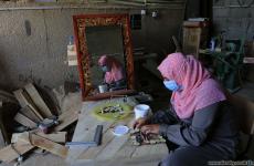 زوجان في غزة يتحديان البطالة بالأعمال الخشبية.jpg