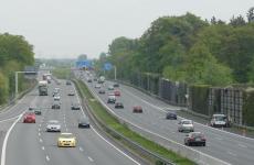 181936-سيارات على طريق سريع في ألمانيا.jpg