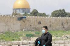 رجل يرتدي كمامة وقاية من كورونا في القدس.jpeg