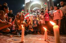مواطنون في رفح يضيئون الشموع تضامناً مع بيروت.jpg