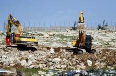 جرافات الاحتلال خلال قيامها بتجريف الموقع