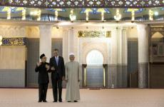  أوباما أثناء زيارة لمسجد في العاصمة الماليزية كوالالمبور 