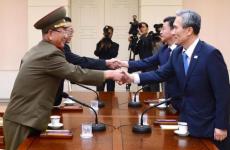 مسؤولون رفيعو المستوى من الكوريتين أثناء محادثاتهما