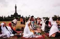 مسلمات يشهدن صلاة العيد في جزيرة بالي بإندونيسيا