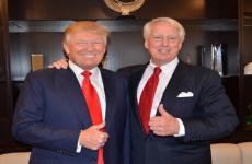 ترامب وشقسقه روبرت.jpg