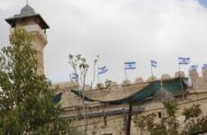 مستوطنون يرفعون علم إسرائيل فوق الحرم الإبراهيمي بالخليل