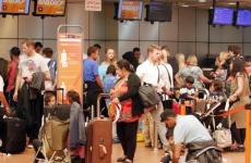 سياح في مطار شرم الشيخ ينتظرون المغادرة