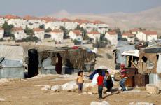 أطفال من قبيلة الجهالين وفي الخلفية مستوطنة معاليه أدوميم