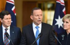 أبوت يتوسط وزير الدفاع (يسار) ووزيرة الخارجية  