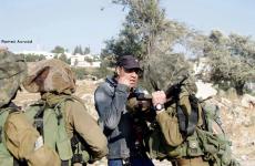 صورة للشهيد وهو يتعارك مع جنود الاحتلال