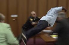 صورة للحظة قيام والد الطفلة بالهجوم على القاتل