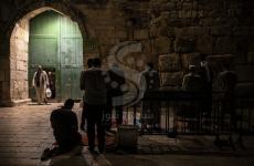 مئات الفلسطينيين يؤدون صلاة الفجر على أحد ابواب المسجد الاقصى.jpg
