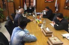 رئيس بلدية غزة يلتقي وفداً يمثل الباعة الجائلين في حي الرمال.jpg