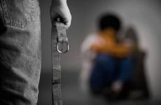 أب يحتجز ابنه