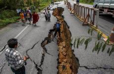 أثار زلزال ضرب أندونيسيا