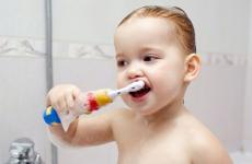 طفل يفرشي اسنانه