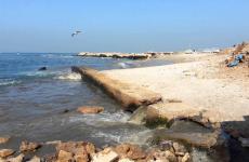 مياه الصرف الصحي تضخ ببحر غزة