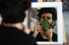 قناع الصبر.. أداة الفنان الفلسطيني ياسين للتوعية بأهمية الكمامة.jpg