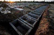 تجهيز قبور لJضحايا كورونا في غزة.jpg