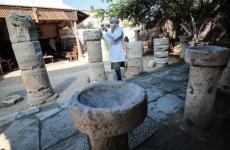 تنظيف القطع الأثرية بمتح القرارة.JPG