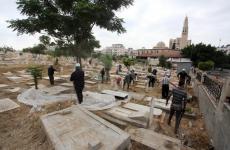 متطوعون يشرعون بحملة نظافة للمقابر في غزة