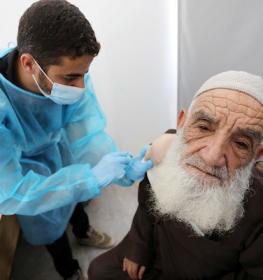 مُسن يتلقى لقاح كورونا