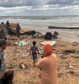 البحر يبتلع خيام النازحين على شاطئ دير البلح.jfif