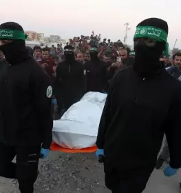 كتائب القسام تسلم جثة أحد محتجزي الاحتلال في قطاع غزة