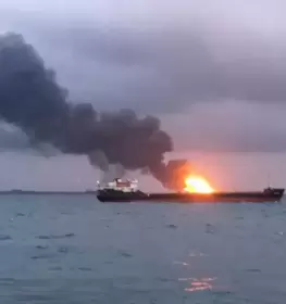 اصابة ناقلة نفط بزورق إيراني مسير