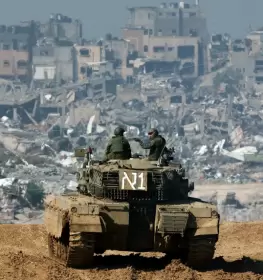 جنود الاحتلال أمام الدمار الواسع على حدود غزة
