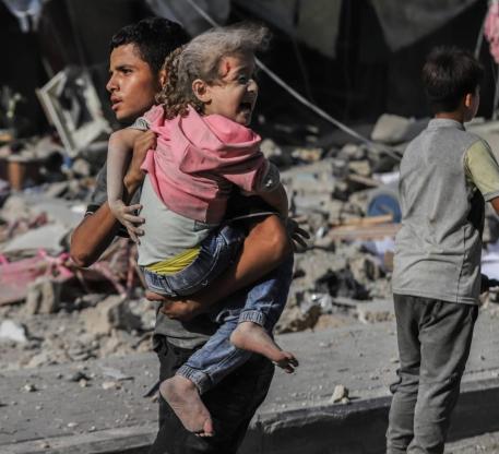 جرائم الاحتلال في غزة من أثار القصف.jpeg