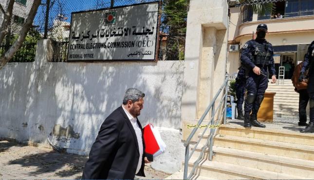 ممثل حركة حماس يسجل قائمتها في انتخابات التشريعي