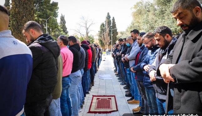 المصلون في المسجد الأقصى.jpg