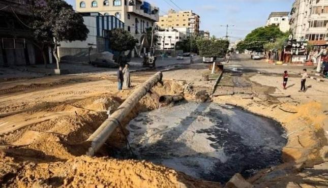تضرر شبكة المياه والصرف الصحي بسبب القصف (1).jpeg
