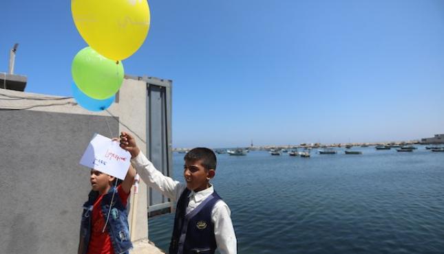 أطفال غزة يحملون البحر رسائلهم للعالم ‫(28946314)‬ ‫‬.jpg