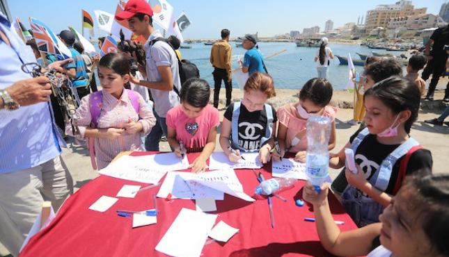 أطفال غزة يحملون البحر رسائلهم للعالم ‫(28946317)‬ ‫‬.jpg