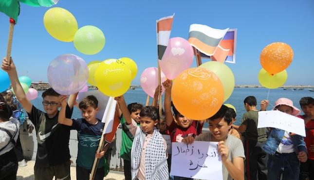 أطفال غزة يحملون البحر رسائلهم للعالم ‫(28946313)‬ ‫‬.jpg
