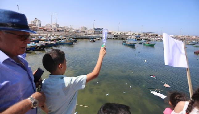 أطفال غزة يحملون البحر رسائلهم للعالم ‫(28946315)‬ ‫‬.jpg