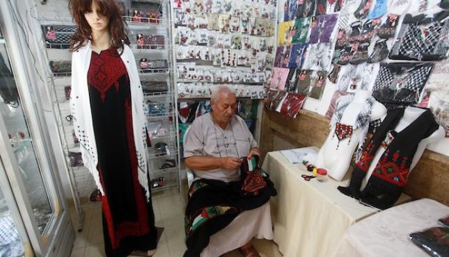 الحاج حرز الله يصنع أثواب فلسطينية ‫(29667212)‬ ‫‬.jpg