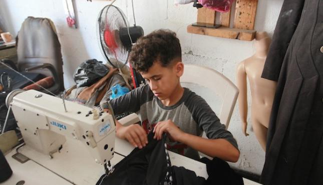 الطفل أحمد عباس يحترف مهنة الخياطة (4).jpg