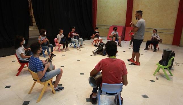 أطفال غزة يعزفون على الدبكة (2).jpg