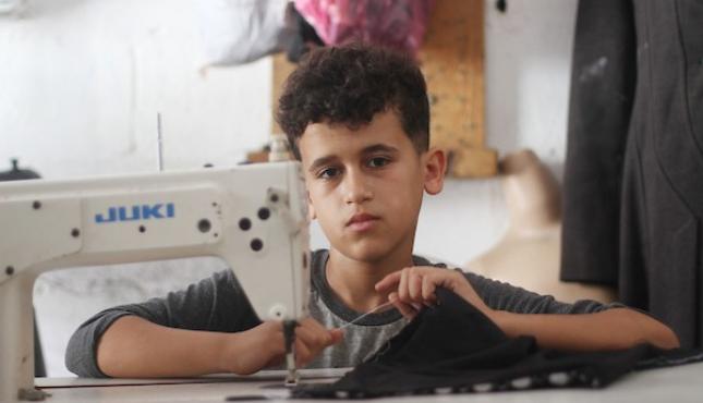 الطفل أحمد عباس يحترف مهنة الخياطة (5).jpg